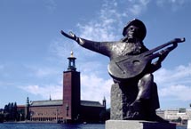 Evert Taube och stadshuset © Eric Hammerin